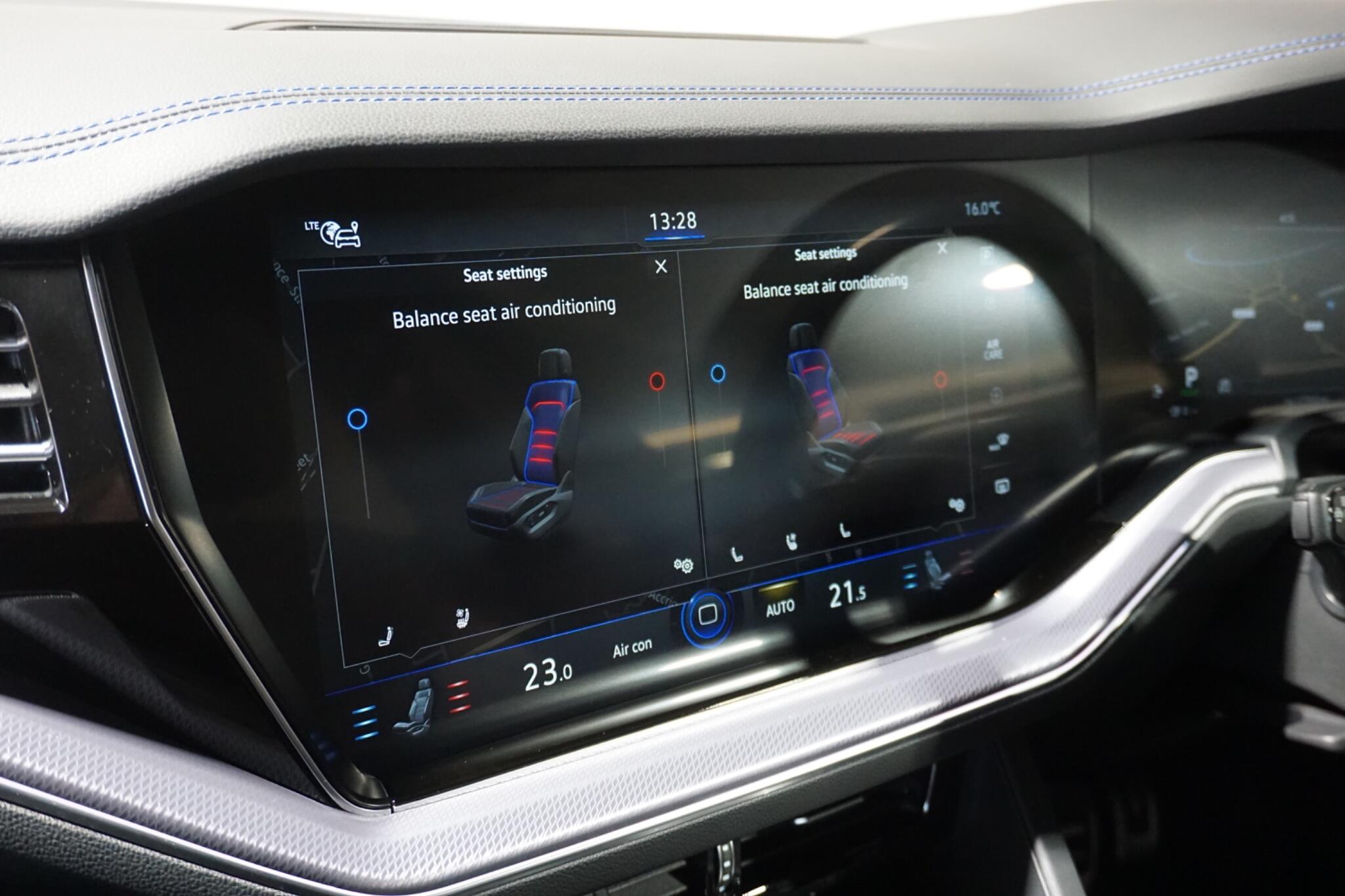 Volkswagen Touareg 3.0 V6 TSI eHybrid 14.3kWh R SUV 5dr Petrol Plug-in Hybrid Tiptronic 4Motion Euro 6 (s/s) (462 ps)